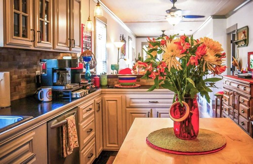 Old East Hill House | Couples' Cozy BoHo Haven: Downtown & Beach Bliss