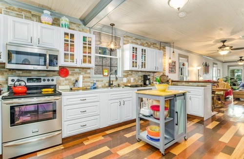 Old East Hill House | Couples' Cozy BoHo Haven: Downtown & Beach Bliss