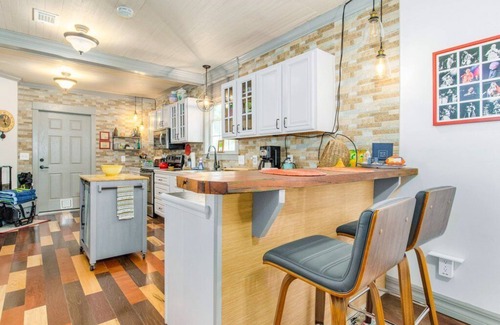 Old East Hill House | Couples' Cozy BoHo Haven: Downtown & Beach Bliss