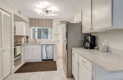 Vanderbilt Beach Condo | Couples Hideaway | Close to Everything | Short Walk to Beach
