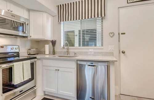 Vanderbilt Beach Condo | Couples Hideaway | Close to Everything | Short Walk to Beach