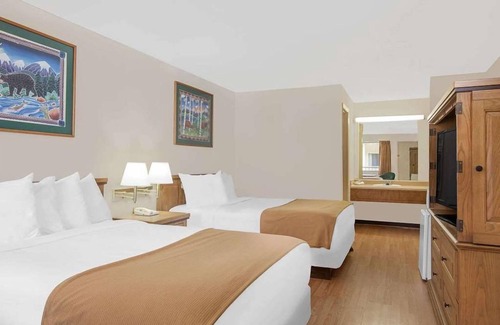 Crockett Hotel | Courtyard Hotel & Event Center