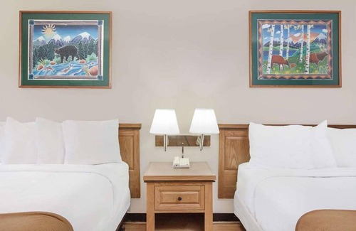 Crockett Hotel | Courtyard Hotel & Event Center