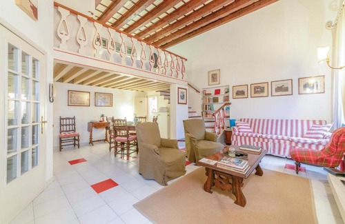 Castelgomberto Apartment | Courtyard