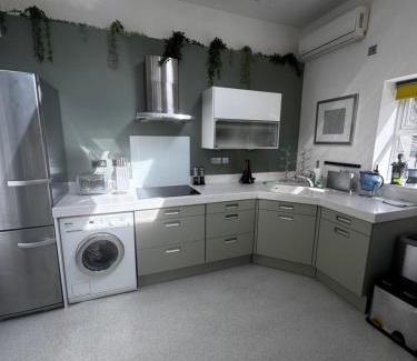 Harrogate Apartment | Courtyard Mews - 2 large en suite bedrooms, Garden - Harrogate Holiday Apartments