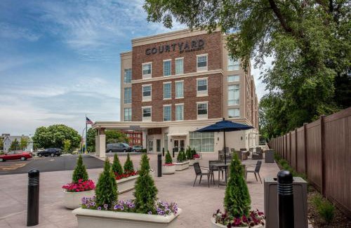 East Avenue Hotel | Courtyard Rochester Downtown