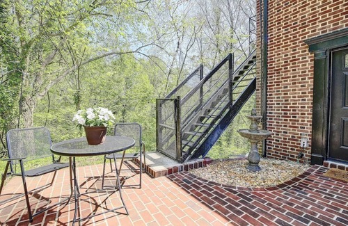 Lusby Apartment | Courtyard Studio at Bancroft Manor. Cozy Retreat!