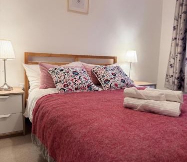 Coventry Villa | Coventry Canal House With Parking Included
