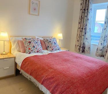 Coventry Villa | Coventry Canal House With Parking Included