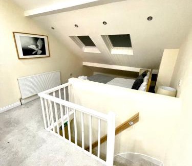 Coventry House | Coventry Large 4 Bath House 4 Bedroom 4 Sleeps 4 Person Suitable for NEC BHX Rugby Solihull Warwick Contractors Ricoh Arena NHS Short & Long Business Stays , Close to City Centre High Speed Wifi