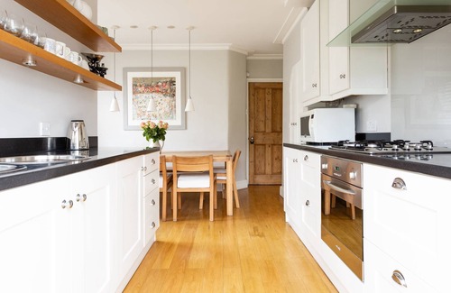 Mortlake Apartment | Cowley Road by onefinestay