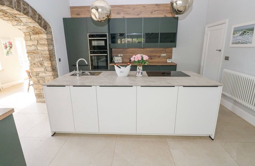 Bridgend Cottage | COYTRAHEN HOUSE, pet friendly, character holiday cottage in Tondu