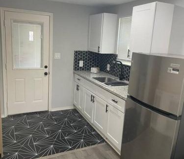 Washington Ave./ Memorial Park House | Cozy 1 bed close to downtown