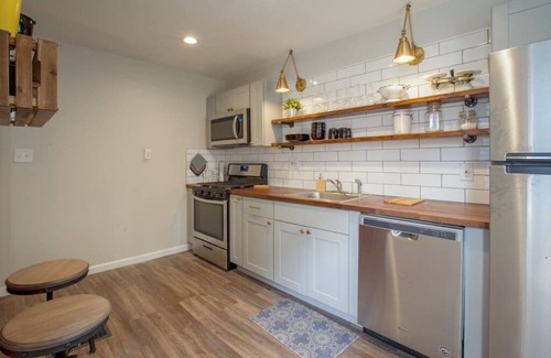 Mount Washington Apartment | Cozy 1-Bed Retreat-Steps from Pittsburgh's Incline