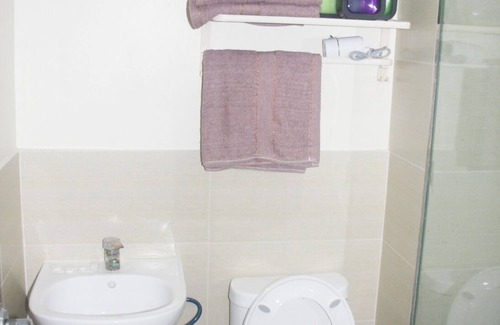 San Dionisio Apartment | Cozy 1 Bed Studio - Minutes to NAIA and MOA!