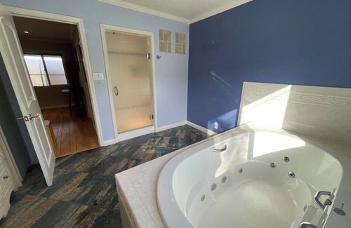 Sunset Park Apartment | Cozy 1-bedroom apartment in delightful Santa Monica with AC, WiFi.