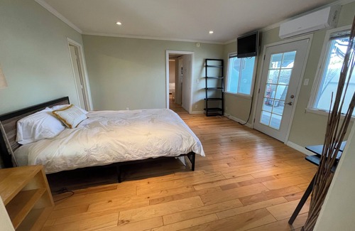 Sunset Park Apartment | Cozy 1-bedroom apartment in delightful Santa Monica with AC, WiFi.