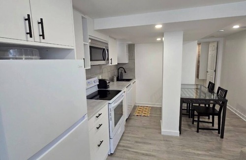 Cote-Des-Neiges—Notre-Dame-De-Grace Apartment | Cozy 1 Bedroom Apartment near Down-town Montreal