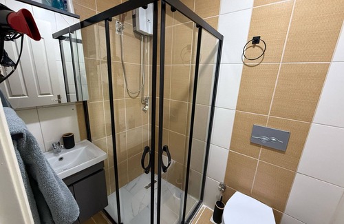 Rasimpasa Apartment | Cozy 1-bedroom apartment in wonderful Istanbul with WiFi, AC