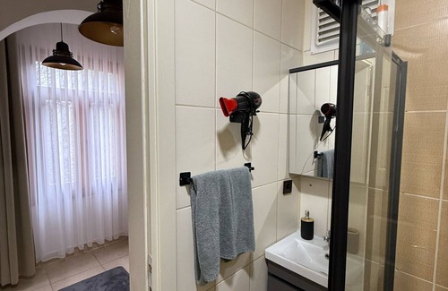 Rasimpasa Apartment | Cozy 1-bedroom apartment in wonderful Istanbul with WiFi, AC