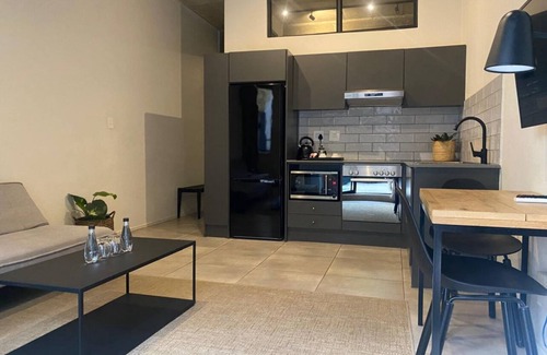 Sandown Apartment | Cozy 1-bedroom apartment with kitchen, gym, rooftop, WiFi in fantastic Sandton