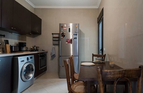 Beirut Apartment | Cozy 1-bedroom apartment with AC and WiFi in terrific Bayrut
