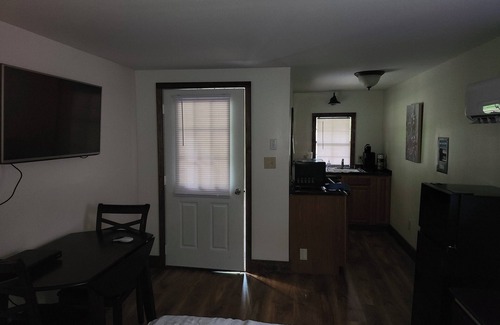 Piper Gap House | Cozy 1-bedroom house in awesome Lambsburg with WiFi, AC , swimming pool.