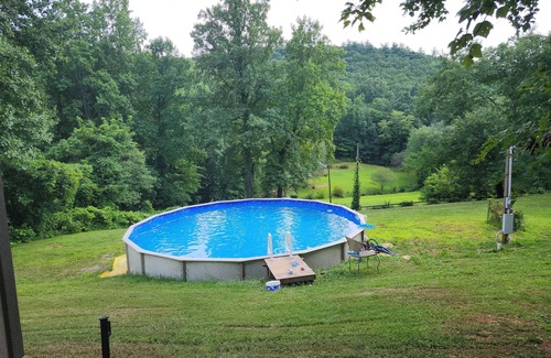 Piper Gap House | Cozy 1-bedroom house in awesome Lambsburg with WiFi, AC , swimming pool.