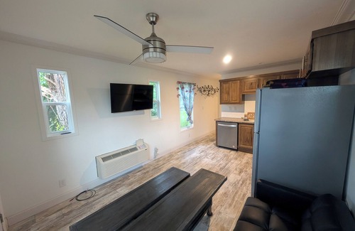 Chattaroy House | Cozy 1-bedroom, Private Hot-tub and High speed WiFi in Charming Chattaroy.