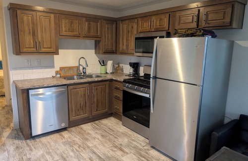 Chattaroy House | Cozy 1-bedroom, Private Hot-tub and High speed WiFi in Charming Chattaroy.