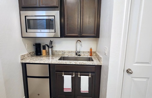 North Las Vegas Apartment | Cozy 1-Bedroom Casita Kitchenette AC, Wi-Fi & In-Unit Laundry in North Las Vegas