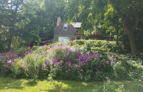 Northfield Bed & Breakfast | Cozy 1-bedroom with WIFI, AC in charming Northfield.