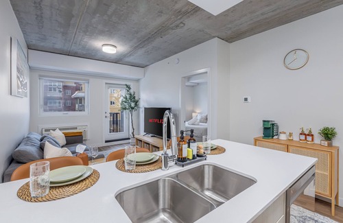 North Central Edmonton Apartment | Cozy | 1BR King Bed | Heated UG Parking | AC | Wifi | Gym | Balcony