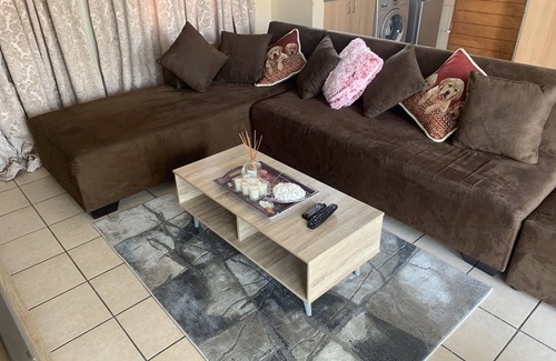 Greater Johannesburg Metropolitan Area Apartment | Cozy 1st floor apartment with DSTV and WiFi