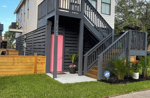 Galveston House | Cozy 2/2 Tiny House: Cowboy Pool, Fire Pit, Swing Bed, Mini Golf & More!