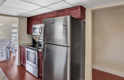 Tamarac House | Cozy 2 bdr retreat home w/ pool & lush yard