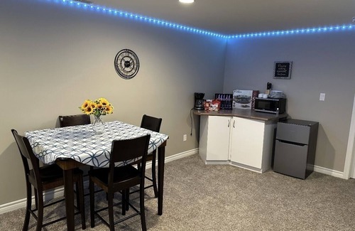 Woodslee House | Cozy 2 Bdrm, Lounge w/fpl, Kitchenette, TV, Wi-Fi