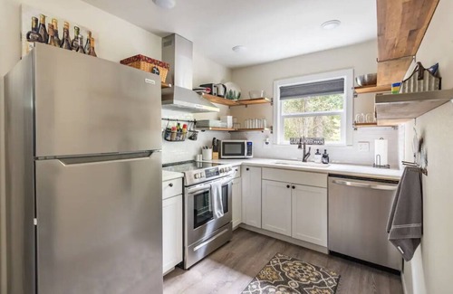 Mount Hood Village Cottage | Cozy 2 bed 1 bath cottage + opt'l bunkhouse with bathroom, Wi-Fi, AC Hot Tub!