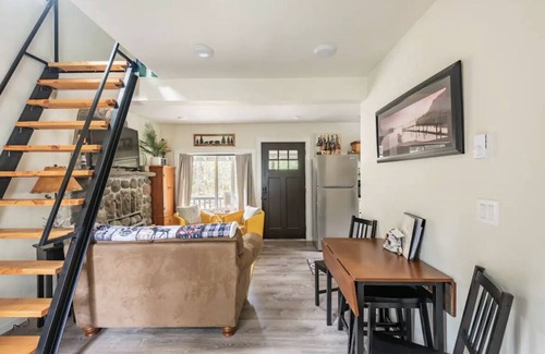 Mount Hood Village Cottage | Cozy 2 bed 1 bath cottage + opt'l bunkhouse with bathroom, Wi-Fi, AC Hot Tub!