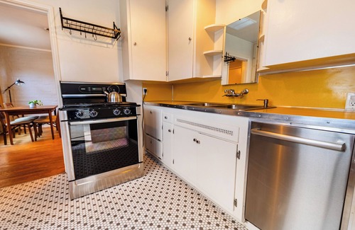 Mar Vista House | Cozy 2 Bed Mid Century Modern Pet Friendly Cottage in Mar Vista with Fenced Yard