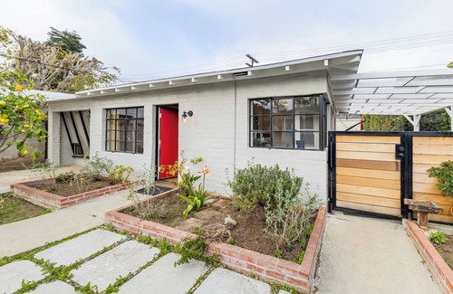 Mar Vista House | Cozy 2 Bed Mid Century Modern Pet Friendly Cottage in Mar Vista with Fenced Yard