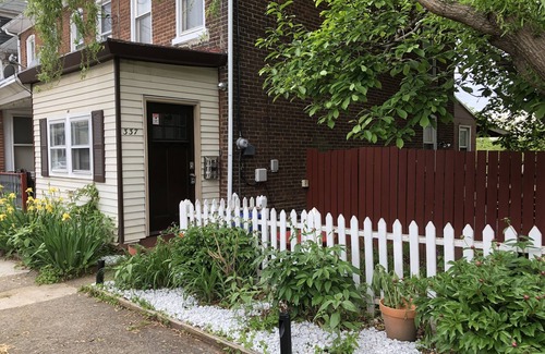 South Side House | Cozy 2 Bedroom 1.5 Bath Cottage in Easton PA