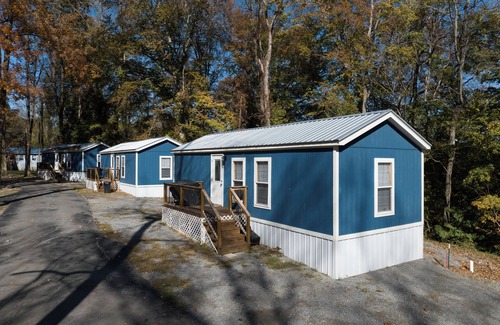 Jamestown Cabin | Cozy 2 Bedroom 1 Bath Tiny Home at Lake Cumberland #401