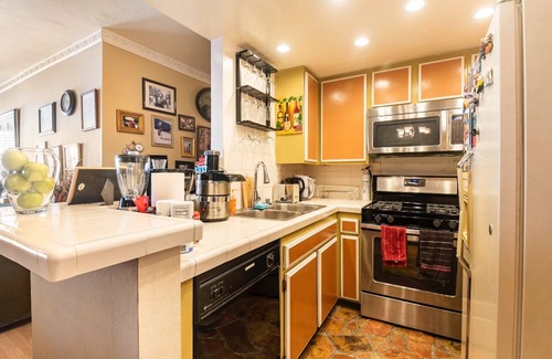 Santa Ana Condo | Cozy 2 Bedroom-2 Full Bath Condo;Art District DTSA