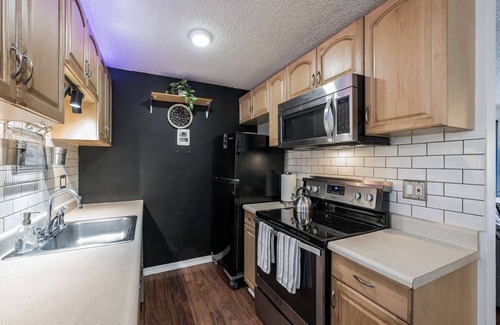 Glenwood Grove - North Iris Apartment | Cozy 2-bedroom apartment in beautiful Boulder with fitness room, WiFi