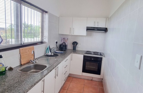 Margate Apartment | Cozy 2-bedroom apartment in tranquil Margate with WiFi