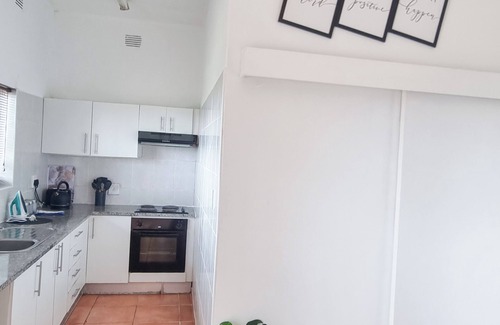 Margate Apartment | Cozy 2-bedroom apartment in tranquil Margate with WiFi