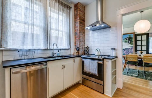 Old East Dallas Apartment | Cozy 2-bedroom apartment in Historic Munger Place with AC, WiFi, and charm!