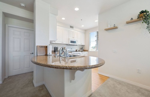Anaheim Resort Apartment | Cozy 2-bedroom apartment 7 min from Disneyland! Free parking and pool!