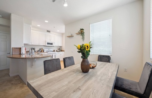 Anaheim Resort Apartment | Cozy 2-bedroom apartment 7 min from Disneyland! Free parking and pool!